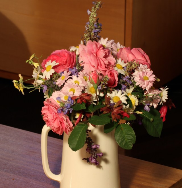 roses daisies and chrysanthemums bouquet